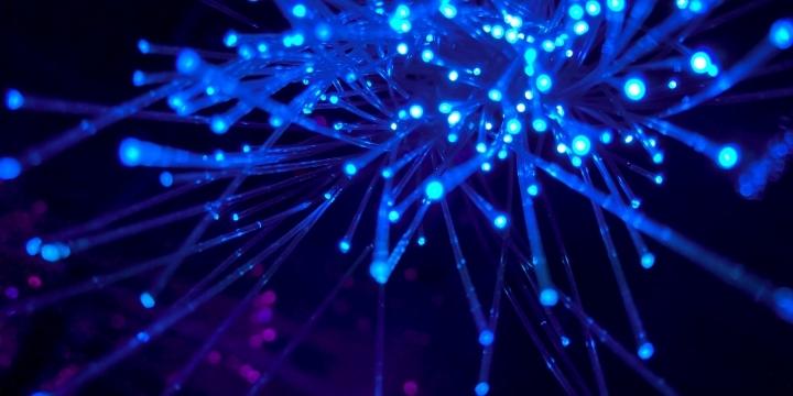 ¿Qué es velocidad de subida y bajada de la fibra óptica?