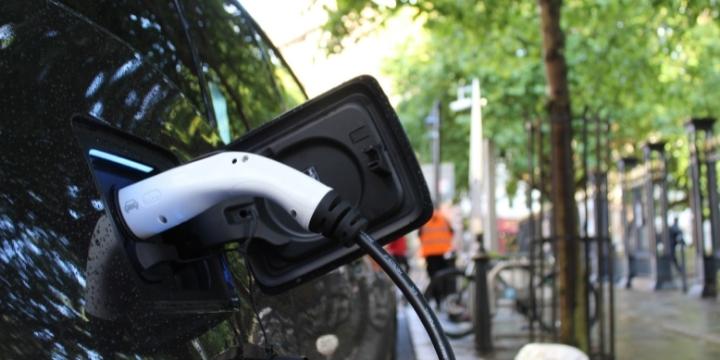 Cargar un coche eléctrico Vs. llenar el depósito de gasolina: ¿qué es más barato?