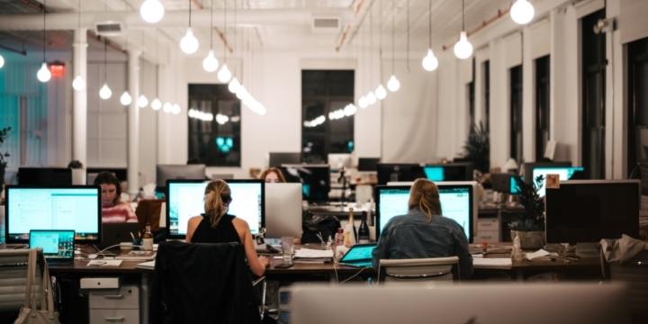 Todo lo que necesitas saber de la fibra óptica multimodo: qué es, características y tipos