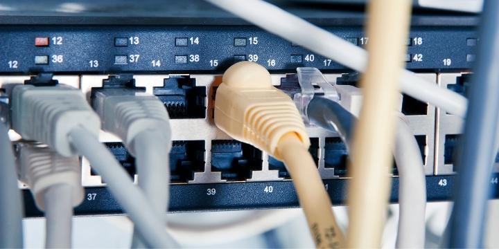En qué consiste la fibra óptica plástica y cuáles son sus particularidades