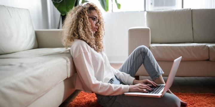 Los españoles pasan 21 horas semanales de su tiempo libre en Internet